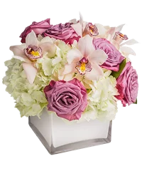 Centrotavola di rose rosa e orchidee bianche